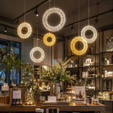吊り下げLEDデコレーションリースの設置イメージ｜店舗天井を彩るゴールド・ホワイトのクリスマスライト装飾｜誉PRINTING
