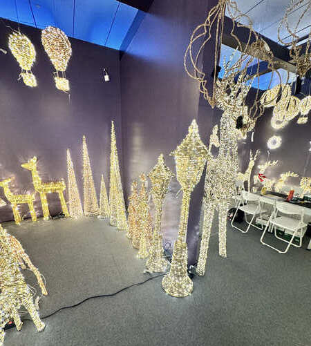 LEDコーン型・ツリー型クリスマスライトオブジェ 展示会場の点灯イメージ｜誉PRINTING