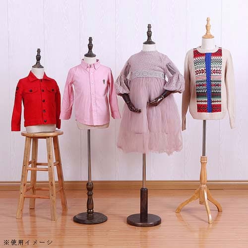 子供用ディスプレイマネキン リネンと木製アームで可動 | 店舗什器の