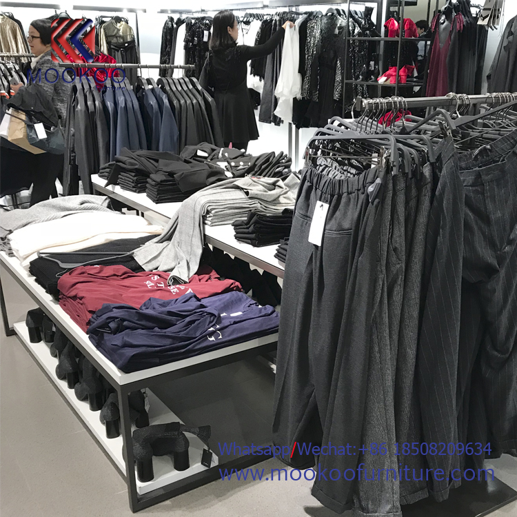ZARAの鉄スプレー付き高低ディスプレイテーブル小売衣料品店のホットセール靴と服